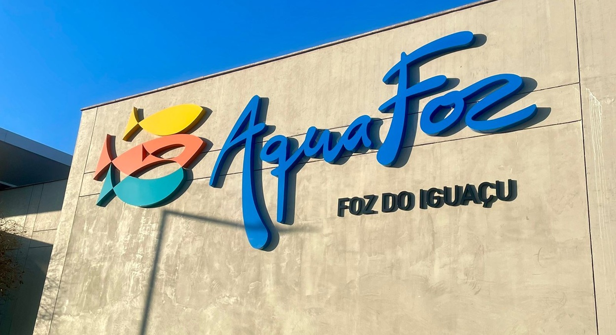 Visitante no túnel aquático do AquaFoz em Foz do Iguaçu